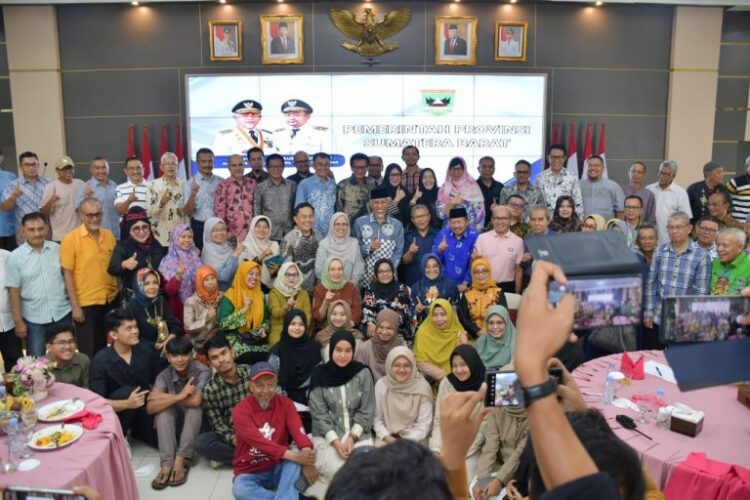 PERTEMUAN— Ikatan Alumni SMA 1 Landbouw Bikittinggi Wilayah Sumbar menggelar pertemuan dalam rangka menyambut bulan suci Ramadan, Sabtu (24/2) di Auditorium Kantor Gubernur Sumbar.