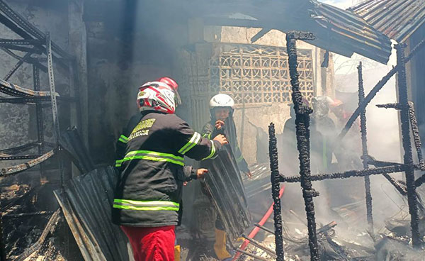 PENDINGINAN— Petugas Damkar Kota Padang melakukan pendinginan setelah api melalap tiga bangunan di di kawasan padat penduduk, Jalan Perintis Kemerdekaan No. 6, Sawahan Timur, Kecamatan Padang Timur, Sabtu (17/2) siang.