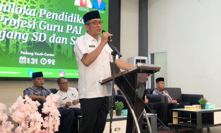 SEMILOKA PENDIDIKAN PROFESI GURU— Wali Kota Padang saat membuka acara Semiloka Pendidikan Profesi Guru PAI Jenjang SD dan SMP di Youth Center Bagindo Aziz Chan Padang, Rabu, (31/1).