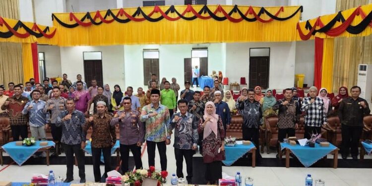 FOTO BERSAMA—Sekdakab Rudy Refenaldi Rilis usai sosialisasi seleksi calon anggota Paskibaraka Kabupaten Padangpariaman foto bersama.