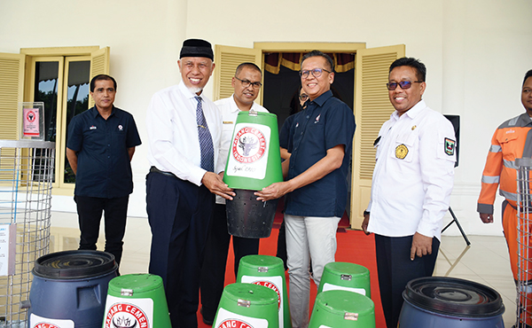 PENGOLAHAN KOMPOS—Dirut PT Semen Padang Indrieffouny Indra menyerahkan bantuan peralatan pengolahan sampah menjadi kompos, kepada Gubernur Sumbar Mahyeldi Ansharullah di Istana Gubernur Sumbar.