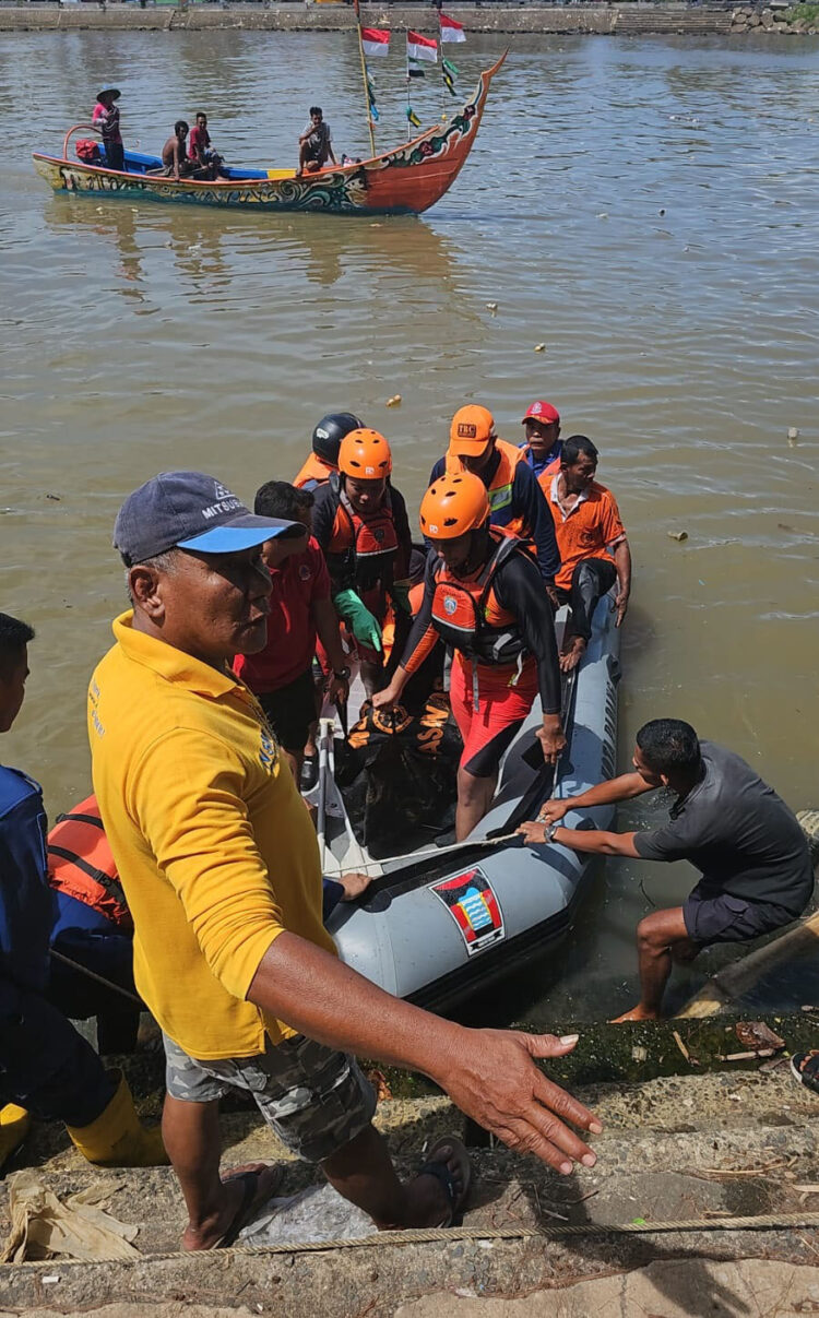 EVAKUASI— Tim SAR gabungan mengevakuasi jenazah nelayan yang tewas akibat tenggelam di peraian Ulak Karang Selatan, Kota Padang.