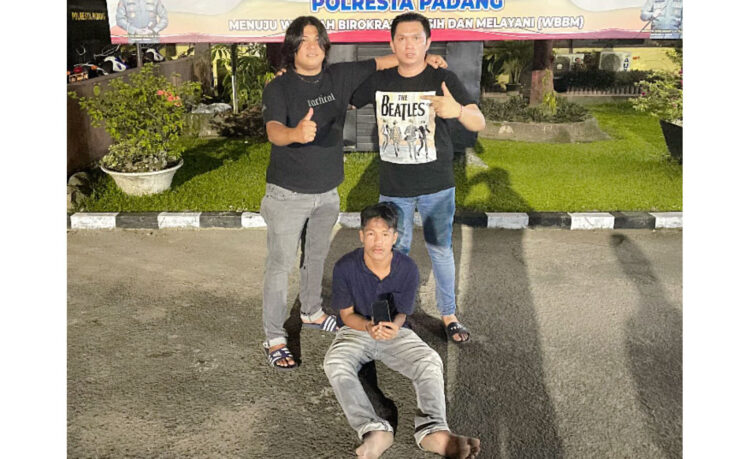 DITANGKAP— Pelaku RST (19) ditangkap Tim Klewang Polresta Padang atas kasus pencurian Hp.