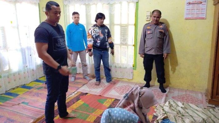 DISEMAYAMKAN— Jenazah korban yang ditemukan di Sungai Batang Tiku, Nagari III Koto Amal, disemayamkan di rumah duka.