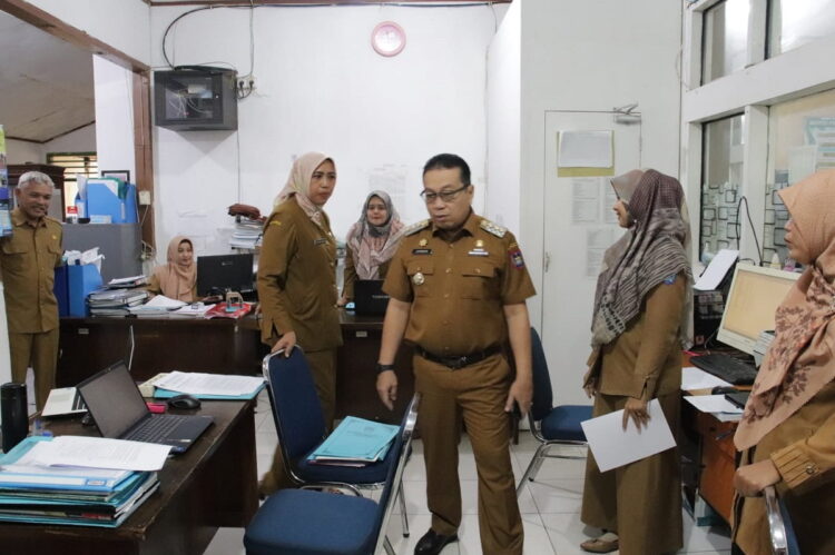Sidak Kesejumlah Kantor, Pj Wali Kota Pastikan Pelayanan Berjalan Maksimal 1 SIDAK—Pj Wali Kota Jasman sidak kesejumlah Kantor untuk memastikan pelayanan berjalan maksimal.