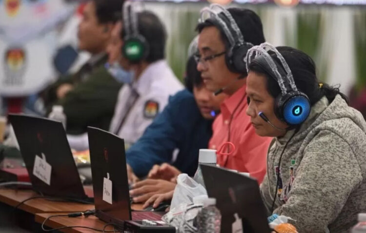 SUPERVISI REKAPITULASI— Sejumlah petugas melakukan supervisi rekapitulasi suara 
Pemilu 2024 secara daring di Kantor KPU.