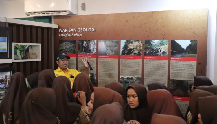 Siswa SMPN 38 Sijunjung Goes to Geopark Silokek 1 KUNJUNGI—Siswa SMPN 38 Sijunjung didampingi guru melakukan kunjungan ke Pusat Informasi Geopark Silokek di Muaro Sijunjung