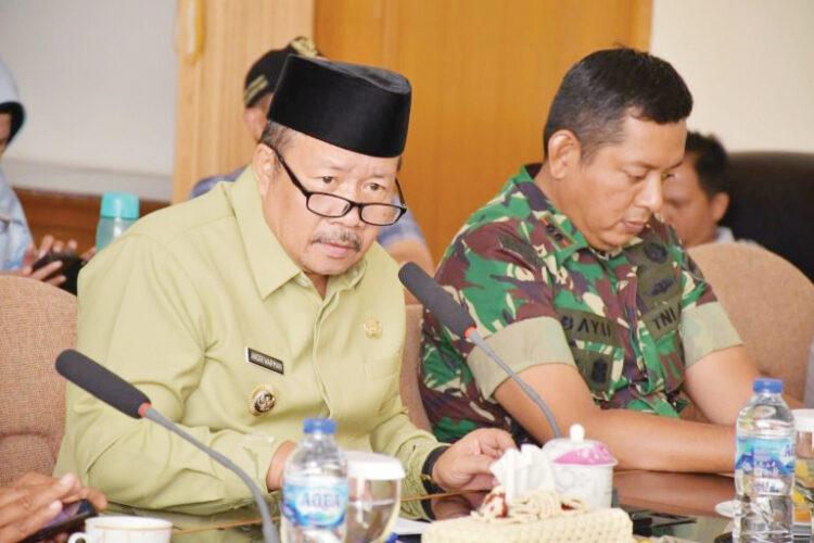 RAPAT KHUSUS— Bupati agam Andri Warman saat menggelar rapat khusus di Mess Pemkab Agam Belakang Balok, Jumat (23/2).