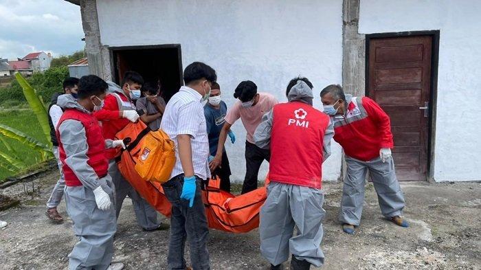 EVAKUASI— Tim PMI bersama Polisi mengevakuasi jenazah korban R yang ditemukan tewas membusuk dalam rumah kontrakannya di di Kelurahan Puhun Tembok, Kota Bukittinggi.