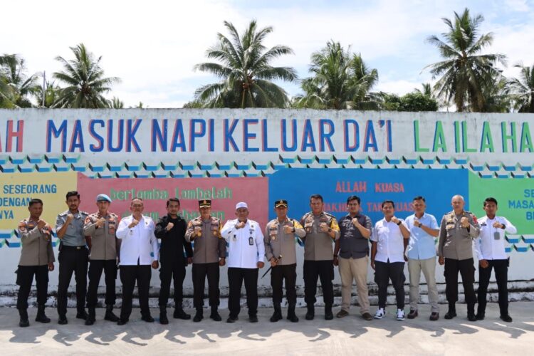 Kapolres Padangpariaman Kunjungi Lapas Pariaman 1 KUNJUNGI LAPAS— Kapolres Padangpariaman AKBP Ahmad Faisol Amir SIK MSi, usai kunjungi Lapas dan berfoto bersama.