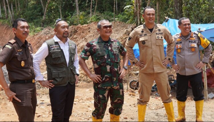 TMMD ke-119 Ditabuh di Tanjung Bonau Aur Selatan,30 Hari, Membangun Jalan, Jembatan dan RTLH 1 TINJAU LOKASI TMMD— Wagub Sumbar, Dr. Ir. Audy Joinaldy, Danrem 032/Wbr Brigjen TNI Rayen Obersyl, Bupati Sijunjung, Benny Dwifa Yuswir, beserta Forkopimda Kabupaten Sijunjung, saat mengunjungi lokasi pelaksanaan TMMD.