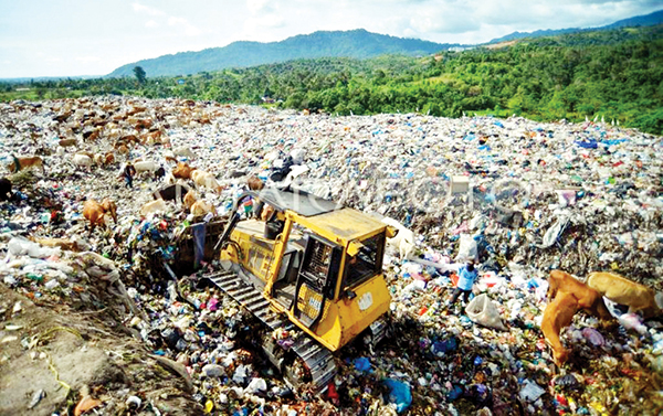 Atasi Persoalan Sampah, Pemko Dukung Daur Ulang Sampah jadi Usaha Kreatif 1 TUMPUKAN SAMPAH— Tumpukan sampah yang di Tempat Pembuangan Akhir (TPA) Air Dingin, Padang,