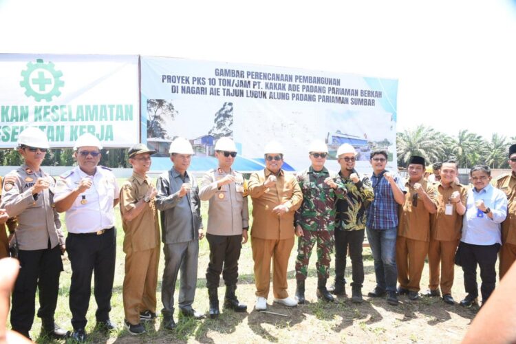 Pabrik Kelapa Sawit Mini Hadir di Padangpariaman, Investasi Hingga Rp35 Miliar, Permudah Perizinan 1 USAI—Bupati Padangpariaman Suhatri Bur foto bersama usai peresmiannya di Aie Tajun.