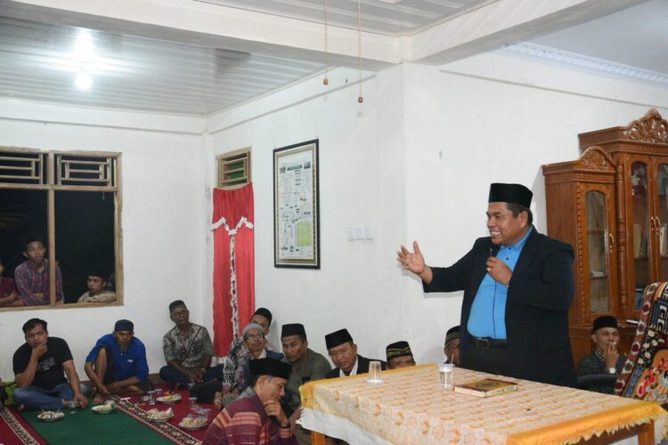 SAMBUTAN—Bupati Padangpariaman Suhatri Bur berikan sambutan pada acara peringatan Isra’ Mi’raj Nabi Muhammad SAW sekaligus penutupan wirid dan majlis dzikir bulanan PPMI di Komplek Ponpes Miftahul Iqrar Batu Mengaum, Kecamatan Sungai Geringging.