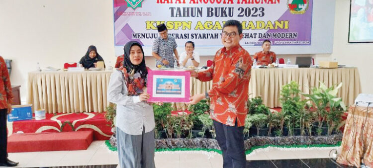 PAKET UMRAH— Ketua KKSPN Agam Madani, Rahmat Lasmono menyerahkan hadiah paket umrah kepada 
3 ASN di lingkungan Pemkab Agam.