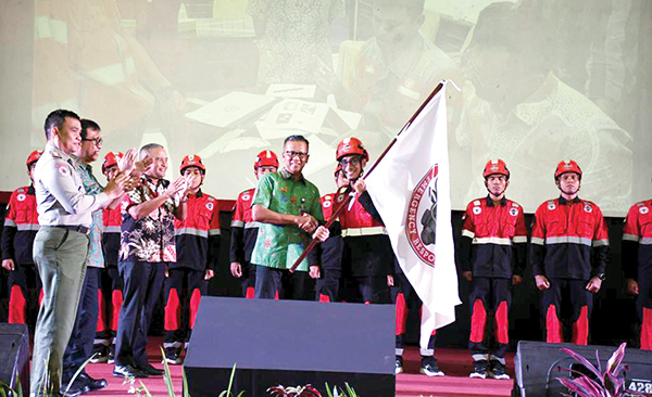 PENYERAHAN BENDERA PATAKA— Dirut PT Semen Padang, Indrieffouny Indra menyerahkan Bendera Pataka kepada ERT untuk mengikuti ajang SFRC yang akan berlangsung di Tanjung Enim, Sumatera Selatan pada 19-22 Februari 2024.