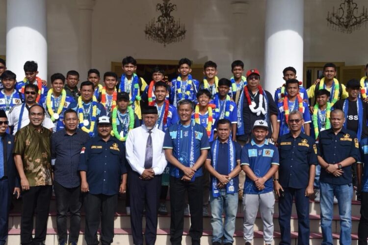 SAMBUT PEMAIN—Tim Persikopa saat disambut Gubernur Sumbar Buya Mahyeldi Ansharullah dan PLH Wako Pariaman Roberia baru-baru ini.