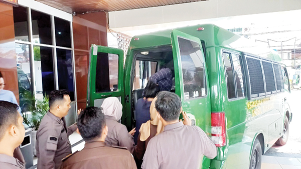 DIBAWA KE LAPAS— Terpidana kasus penggelapan mobil berinisial YUP digiring masuk ke dalam mobil tahanan Kejari Padang untuk dibawa ke Lapas wanita Anak Air Padang.