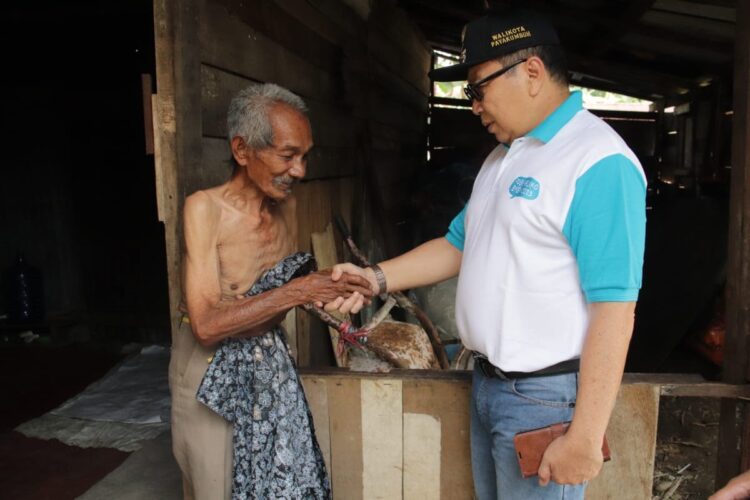 BERALAS TANAH— M.Yusuf warga yang tinggal di rumah tidak layak huni masih beralaskan tanah, dikunjungi Pj Wako Payakumbuh Jasman, di kediamannya.