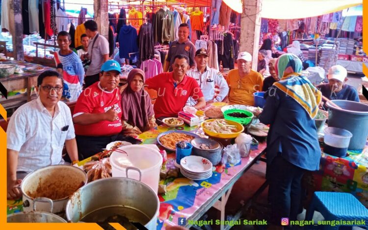 Tingkatkan Ekonomi Pedagang, Kuliner Khas Sungai Sariak Enak 1 KUNJUNGI PASAR TRADISIONAL— Bupati Padangpariaman Suhatri Bur, saat mengunjungi Pasar Tradisional VII Koto Sungai Sariak, Kabupaten Padangpariaman bersama warga dan penjual.