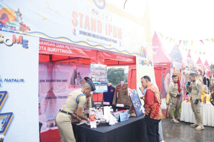TINJAU— Asisten III Setda Agam, Asril saat meninjau salah satu stand dalam acara Dies Natalis IPDN Sumbar ke-68, Senin (26/2).