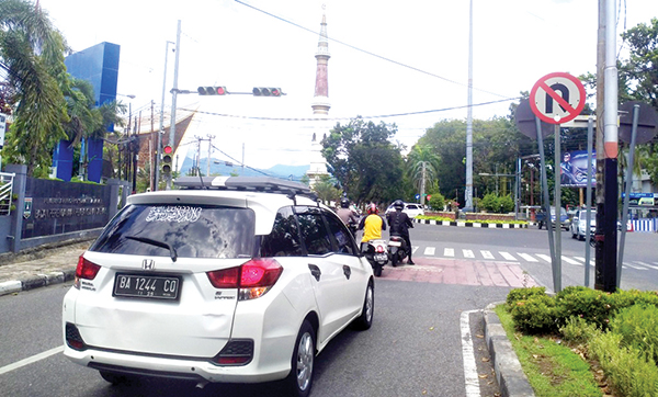 Sempat Pudur, Traffict Light Simpang Masjid Raya Sumbar Normal lagi 1 KEMBALI NORMAL— Traffict light atau lamu lalu lintas di perempatan Masjid Raya Sumbar, Kamis (22/2), terpantau sudah kembali normal. Sebelumnya, traffict light di kawasan ini pudur (mati) selama beberapa hari dan menyebabkan arus kendaraan semrawut di jam sibuk.