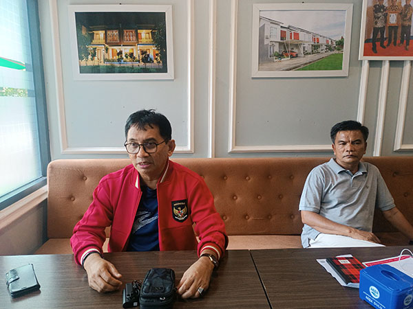 KETERANGAN PERS— Mastilizal Aye selaku Ketua Panitia Coaching Klinik dan Launching Rosiade Football Academy, saam memberikan keterangan pers, Rabu (7/2).