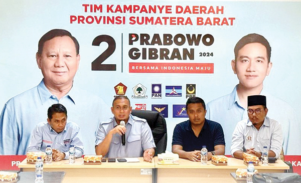 KETERANGAN PERS— Ketua Tim Kampanye Daerah (TKD) Prabowo-Gibran Provinsi Sumbar H Andre Rosiade memberikan keterangan pers di Kantor TKD Prabowo-Gibran Sumbar, Jalan Sudirman Padang, Kamis (15/2).