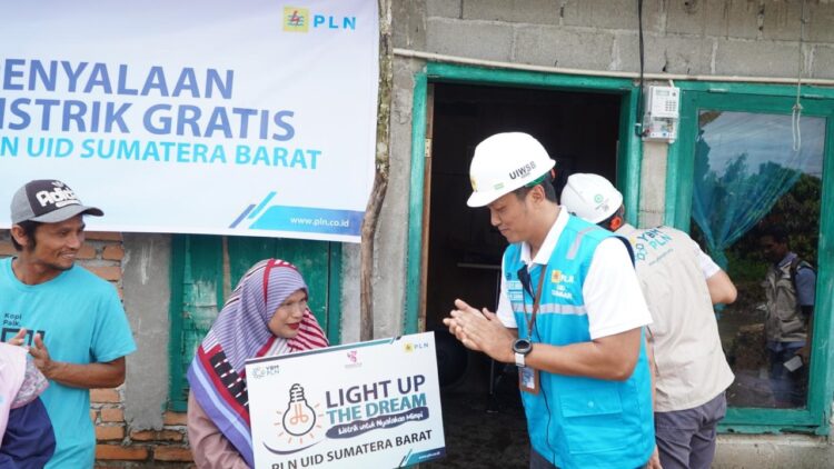 listrik gratis --Sepanjang Januari 2024, terkumpul 296 pelanggan penerima bantuan listrik gratis yang telah dinyalakan oleh PLN UID Sumbar.