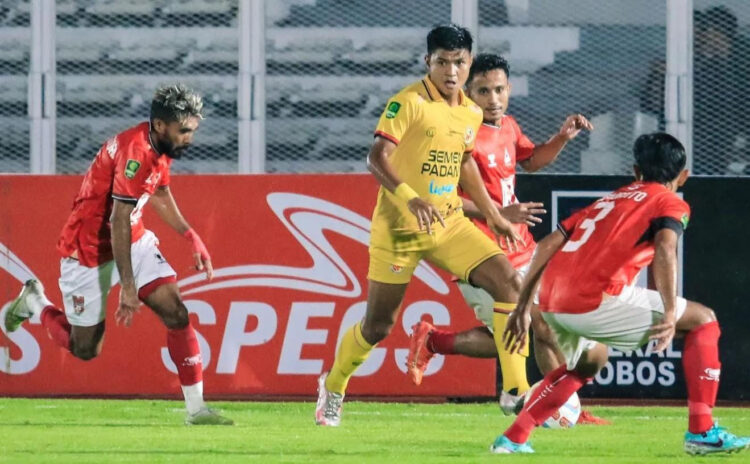 DUEL— Pemain Semen Padang FC berduel denganpemain Malut United di leg pertama babak semifinal Pegadaian Liga 2 2023/2024, di Stadion Madya Jakarta, Rabu (25/2) malam.