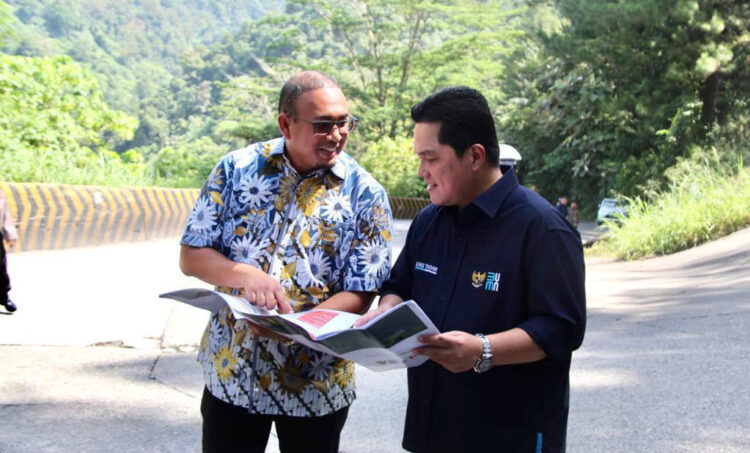Andre Rosiade Pastikan Progres Fly Over Sitinjau Lauik, Pengamat: Terobosan Pembangunan Sumbar 1 MENINJAU— Anggota DPR RI asal Sumatra Barat (Sumbar) H Andre Rosiade bersama Menteri BUMN Erick Thohir saat meninjau Sitinjau Lauik yang
akan dibangun Fly Over.