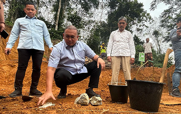 Andre Rosiade Hadirkan Pemerataan Sinyal Telekomunikasi di Sumbar, Pasangkan Baterai Tower Sisawah, Bangun 5 BTS Baru di Sijunjung 1 PEMERATAAN SINYAL-Anggota DPR RI asal Sumbar H Andre Rosiade mengunjungi Nagari Sisawah, Kecamatan Sumpur Kudus, Kabupaten Sijunjung
untuk memasangkan kembali baterai BTS yang sempat dicuri. Selain itu, Andre Rosiade juga melakukan peletakan batu pertama pembangunan
tower Telkomsel di Tanjung Labuah, Kecamatan Sumpur Kudus.