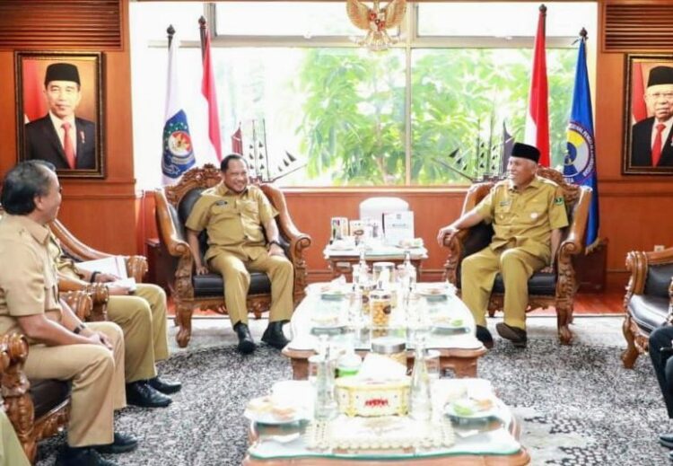 Tuan Rumah HUT Satpol PP dan Satlinmas Tingkat Nasional, Gubernur Minta Mendagri jadi Inspektur Apel 1 TEMUI MENDAGRI— Gubernur Sumbar, Mahyeldi Asharullah menemui Mendagri, Tito Karnavian, di Kantor Kemendagri RI di Jakarta, dan meminta Mendagri menjadi Inspektur Apel saat perayaan HUT Satpol PP dan Satlinmas.