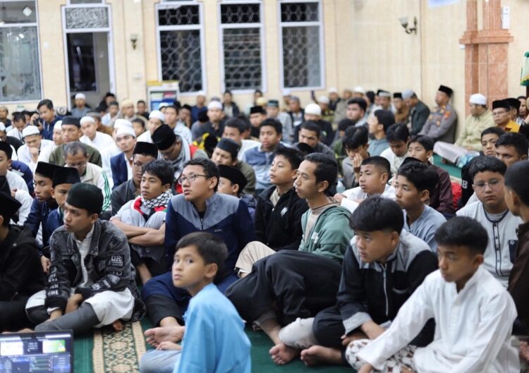 Ustaz Husein Berbagi Cerita Kondisi Gaza ke Jamaah Masjid Nurul Huda 1 BERBAGI CERITA—Terlihat para jemaah yang hadir mendengarkan berbagai cerita dari Ustaz Muhammad Husein , Selasa (6/1) usai Shalat Subuh berjemaah.