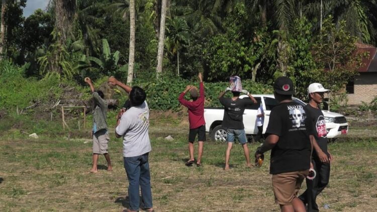 Di Nagari Lingkuang Aua Jambak, Wabup Risnawanto Buka Festifal Layang-layang 1 IKUTI—Puluhan orang ikuti Festival layang-layang Pemuda Jambak yang diselenggarakan di Jambak Jalur 9 Timur Gang Nangka III Nagari Lingkuang Aur Jambak, Kecamatan Pasaman, Selasa (30/1)