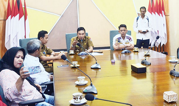 TERIMA PERWAKILAN OPERATOR— Wakil Wali Kota Padang Ekos Albar, menerima perwakilan dari operator Trans Padang yang melakukan aksi demo mogok, di Balai Kota Padang, Aiepacah, Senin (26/2) pagi. Setelah pertemuan, operasional Trans Padang di koridor III, IV, V dan VI kembali normal.