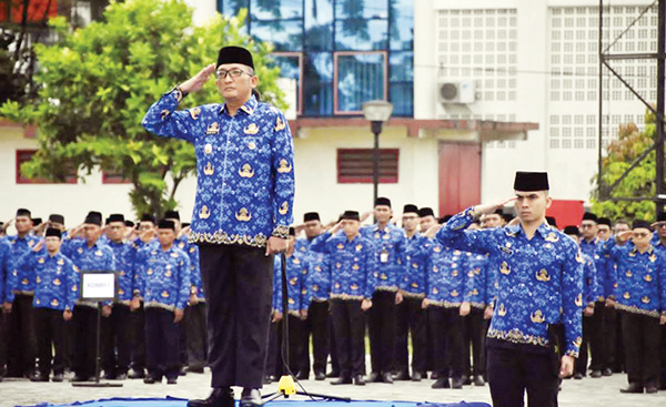 INSPEKTUR UPACARA— Wako Hendri Septa menjadi Inspektur Upacara bulanan Pemko Padang, di Galanggang Balai Kota Padang, Senin (19/2).