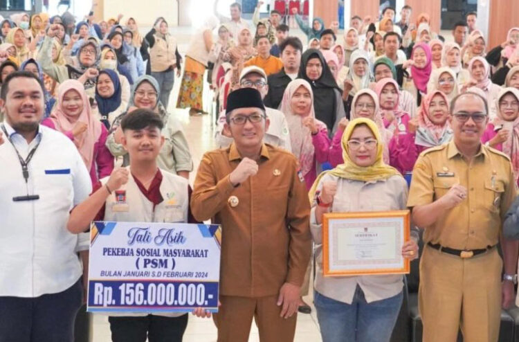 PENYERAHAN UANG TALI ASIH— Wako Padang Hendri Septa berfoto bersama dengan Pekerja Sosial Masyarakat (PSM), usai penutupan bimtek dan penyerahan uang tali asih atau operasional senilai Rp156 juta, Senin (12/2), di gedung Bagindo Aziz Chan Youth Center.