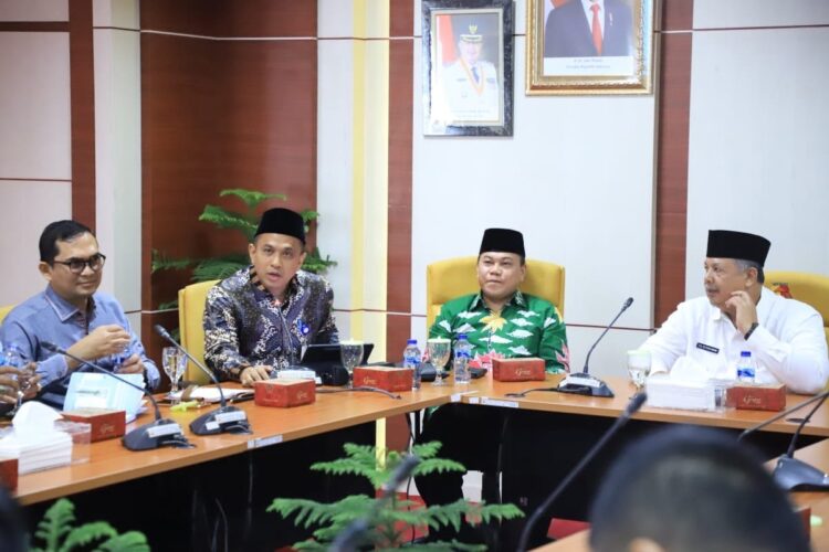 PIMPIN—Wali Kota Solok, Zul Elfian Umar memimpin rapat koordinasi Akselerasi Pemanfaatan Produk dan Layanan Perbankan Berbasis Syariah, di Ruang Rapat Zarhismi Ajis Lantai II Balaikota Solok