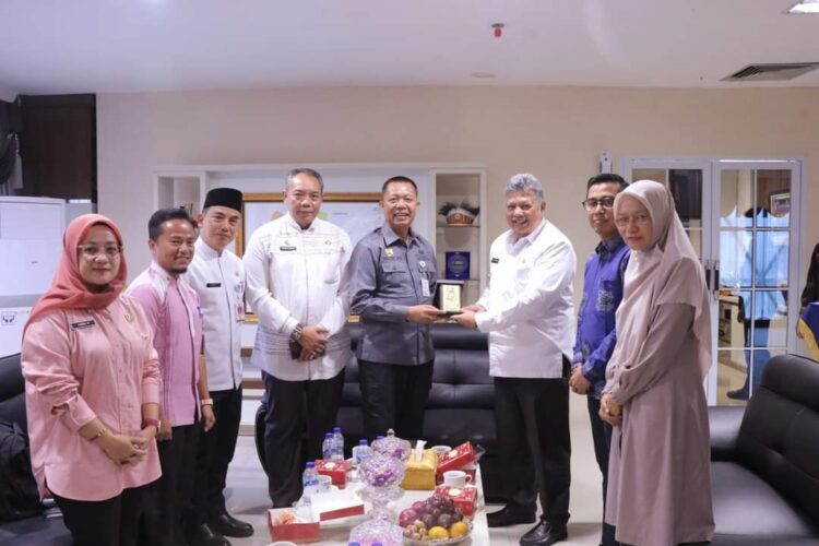 Wako Zul Elfian Silaturahmi ke Pemko Pekanbaru, Bahas Rencana Operasional Rumah Sakit Daerah Kota Solok 1 Wali Kota Solok Zul Elfian melakukan kunjungan silahturahmi ke Pemerintah Kota 1