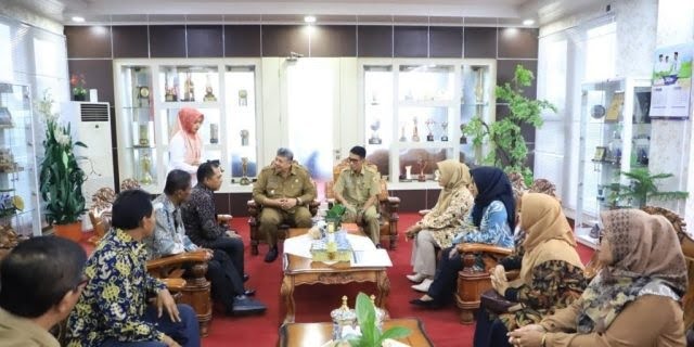 AUDIENSI— Wali Kota Solok, Zul Elfian menerima audiensi Ketua DPD Asosiasi Industri UMKM Indonesia (AKUMANDIRI) Kota Solok, Yurnalis.