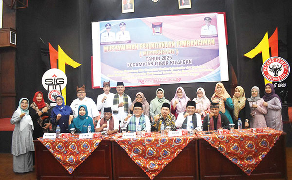 MUSRENBANG LUKI— Wali Kota Padang Hendri Septa, Camat Lubuk Kilangan Afrialdi Masbiran dan Kasi di Kecamatan Lubuk Kilangan, berfoto saat pembukaan Musrenbang Kecamatan Lubuk Kilangan, di Gedung Serba Guna (GSG) Semen Padang.