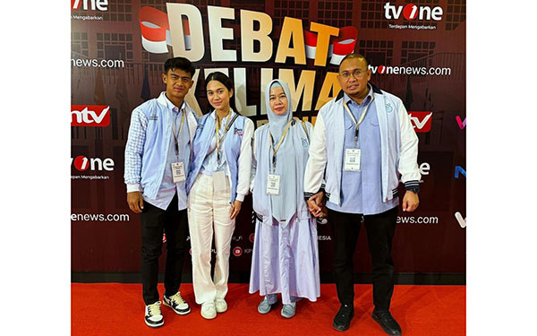 Andre Rosiade: Azizah-Arhan Dukung Prabowo-Gibran, Bersama Ibunda Hadiri Debat Capres Terakhir di Jakarta 1 HADIRI DEBAT— Ketua TKD Prabowo-Gibran Sumbar,
Andre Rosiade bersama istrinya Nurul Anastasia,
anaknya Azizah dan menantunya Pratama Arhan
juga terlihat menghadiri debat
kelima Pilpres 2024.