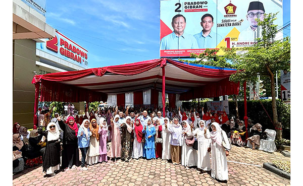 DEKLARASI DUKUNGAN— Ribuan anggota Majelis Taklim, Bundo Kanduang, Ulama dan Niniak Mamak mendeklarasikan dukungan kepada Prabowo-Gibran di Posko TKD Capres nomor urut 2 Sumbar di Kota Padang.