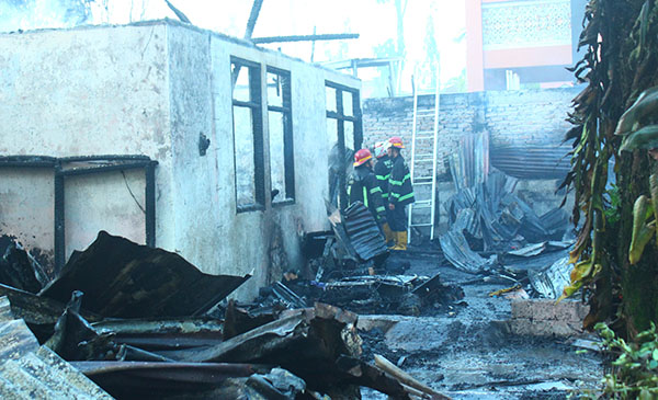 SDN 37 Pagambiran Terbakar 1 KEBAKARAN— Petugas Damkar berjibaku memadamkan api yang menghanguskan rumah penjaga sekolah dan perpustakaan SDN 37 Pegambiran.
