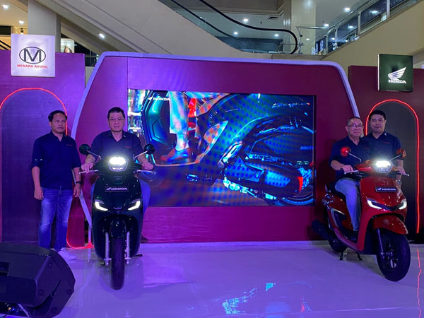 LAUNCHING— Pimpinan manajemen PT Menara Agung saat meluncurkan New Honda Stylo 160 di salah satu pusat perbelanjaan di Padang.