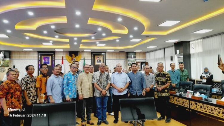 BERSAMA KELOMPOK PAKAR--Ketua DPRD Sumbar, Supardi usai memberikan arahan kepada kelompok Pakar DPRD Sumbar uang baru terbentu.
