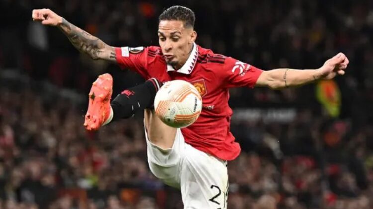 RUMOR— Manchester United dikabarkan siap menjual rugi dengan menguangkan beberapa pemain mahal mereka, termasuk Anthony yang dinilai kurang bersinar dan tidak lagi diminati.