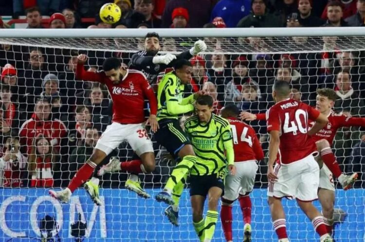 BERJIBAKU— Kiper Arsenal, David Raya ketika berjibaku dengan pemain Nottingham Forest untuk mengamankan gawangnya dari ancaman gol.