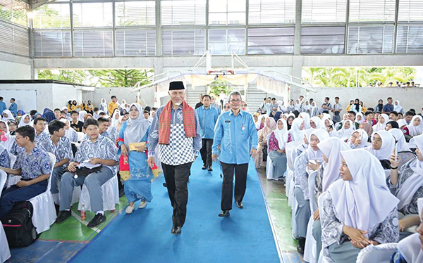 KOMPETISI SMAPSIC— Gubernur Sumbar Mahyeldi Ansharullah, membuka iven SMA Science Competition (Smapsic) XIX dan Junior XV di SMA Negeri 1 Padang, Sabtu (24/2).